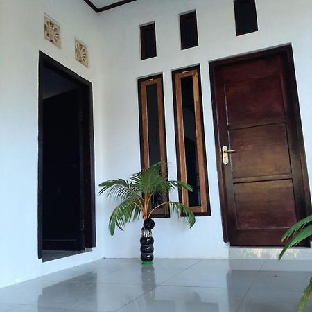 Riung Tiga Empat Tujuh Guesthouse Esterno foto