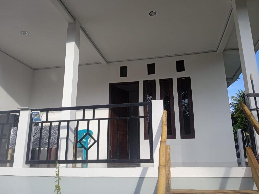 Riung Tiga Empat Tujuh Guesthouse Esterno foto